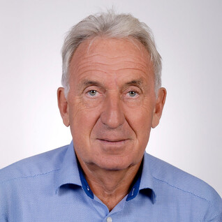 Älterer Mann mit weißen Haaren, freundlich und aufgeschlossen.